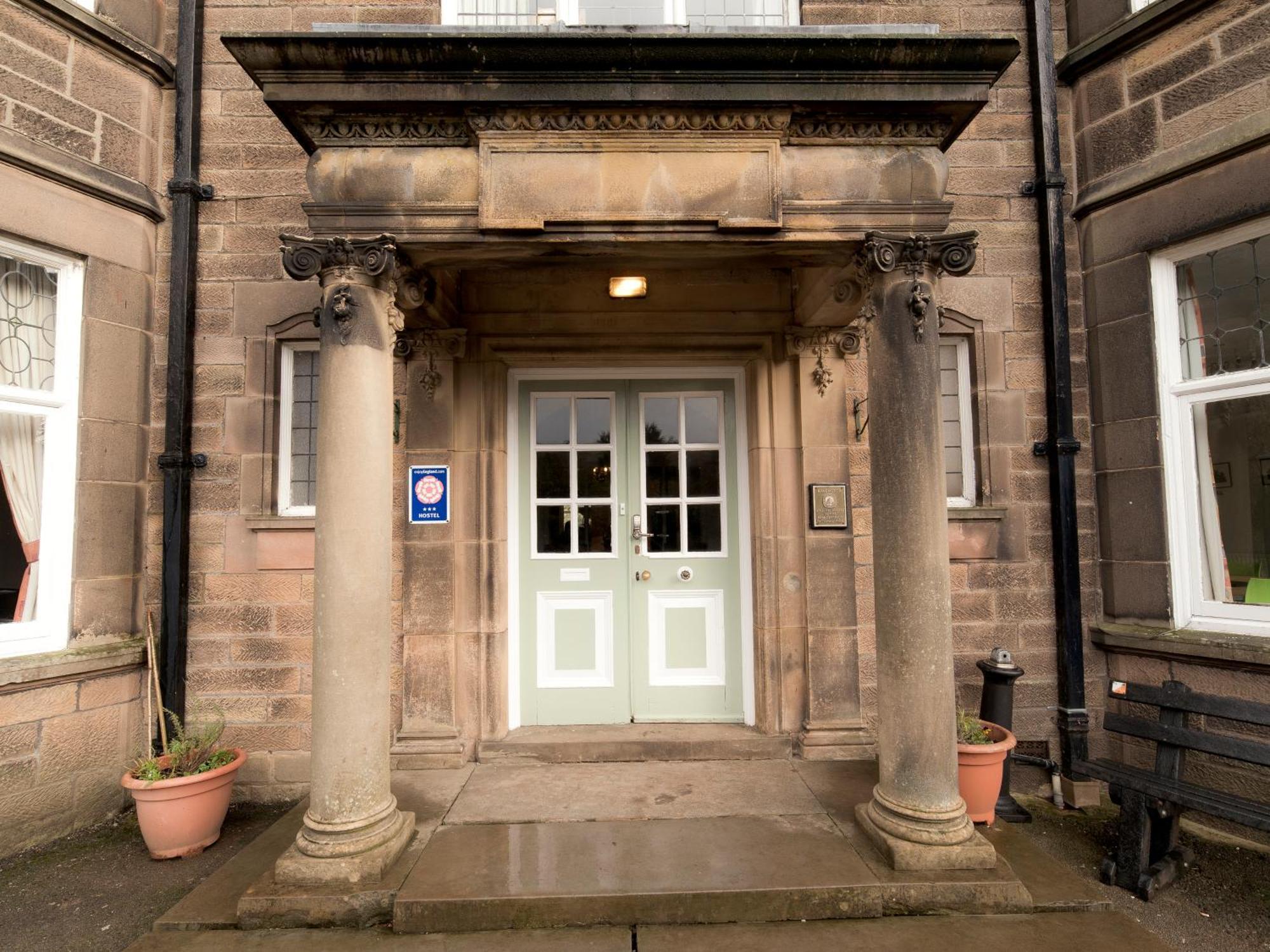Yha Ravenstor Hostel Millers Dale Exterior photo